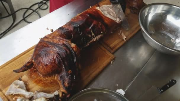 調理台に大きなナイフでロースト豚の肉の作品をカット — ストック動画
