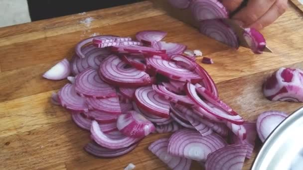 Slicing Vegetables Blue Onions Salad Chef Cuts Blue Onions Wooden — Video Stock