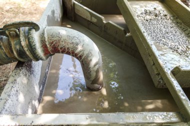 İçme suyu için sondaj kulesi. Yabancı nesnelerden kirli suyu temizlemek için filtre