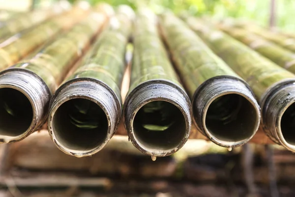 Petrol, gaz ve su kuyuları kazılıyor. Sondaj borularının teftişi. Güverteye konmuş metal borular yığını