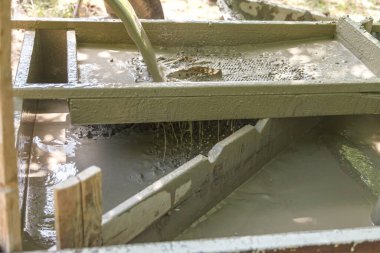 Su kuyularını delmek ve yerleşim yerleri için içme suyu üretmek için sondaj kulesi. Kirli suyu kuyudan pompalamak.