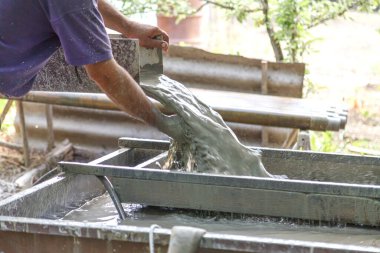 Su kuyularını delmek ve yerleşim yerleri için içme suyu üretmek için sondaj kulesi. Kirli suyu kuyudan pompalamak.