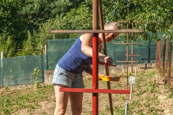 Metalowa Konstrukcja Dalszego Użytku Winnicy Rury Pomalowane Czerwono Podkładem Ochrona — Zdjęcie stockowe