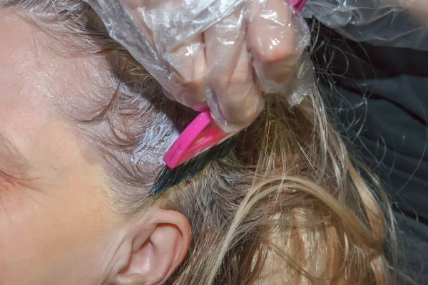 Kuafördeki kadın fuşya tarağı kullanırken saçı boyuyor. Güzellik, saç stili, moda, yaşam tarzı cazibe konsepti. Kapat.