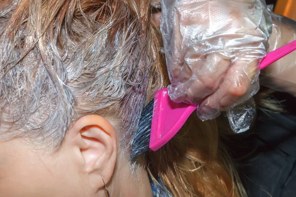 Kuafördeki kadın fuşya tarağı kullanırken saçı boyuyor. Güzellik, saç stili, moda, yaşam tarzı cazibe konsepti. Kapat.