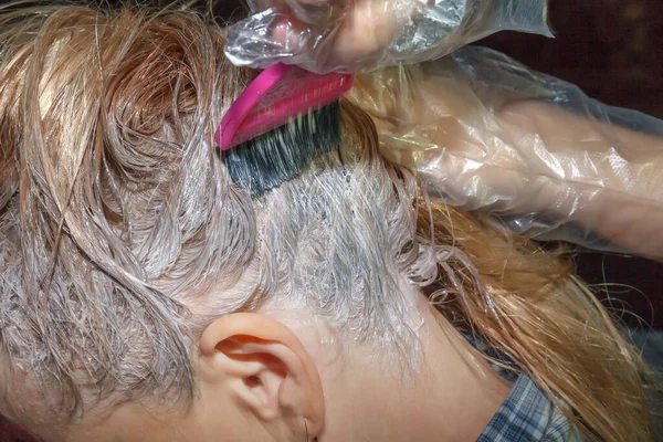 Kuafördeki kadın fuşya tarağı kullanırken saçı boyuyor. Güzellik, saç stili, moda, yaşam tarzı cazibe konsepti. Kapat.