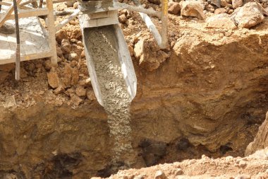 Beton ev inşaat dökme. İnşaatçılar hazır beton dökme