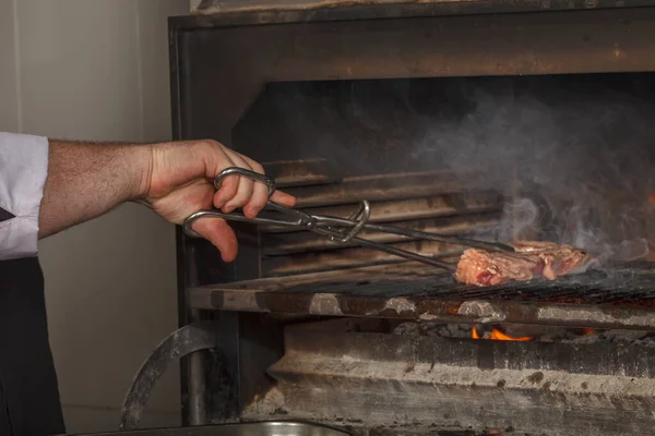 Boční Pohled Lahodný Šťavnatý Hovězí Steak Hořícím Grilu Kuchyni Restauraci — Stock fotografie