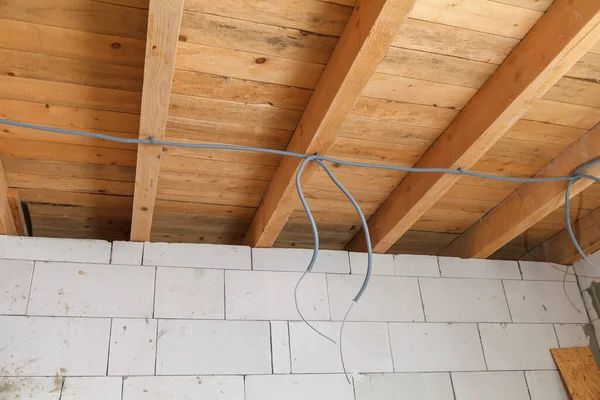 천장에 전선이 겹치고 건물에 기술자가 있어요 전선을 사용하는 — 스톡 사진
