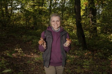 Bulbosus Boletus Edulis. Mantar koleksiyonu. Beyaz mantarlar bir kadının elinde