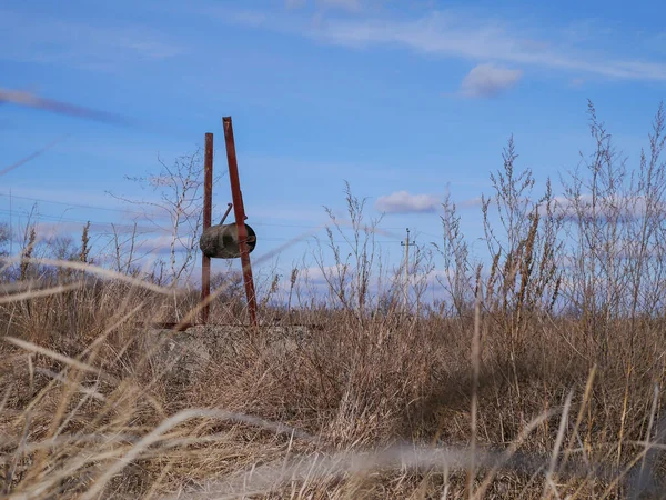Tarladaki kuyu ve kuru otlar.