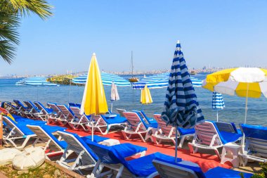 KINALIADA, TURKEY - 15 Eylül 2017: Bu Marmara Denizi kıyılarında bir plaj alanı.
