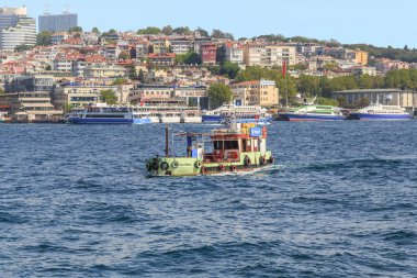 İSTANBUL, TURKEY - 12 Eylül 2017: Küçük bir römorkör Beşiktaş Rıhtımı yakınlarındaki Boğaz boyunca hareket ediyor. 