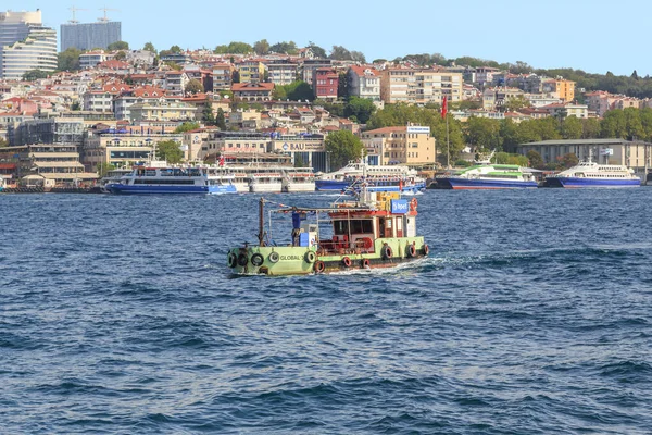 Istanbul Turquia Setembro 2017 Pequeno Rebocador Move Longo Estreito Bósforo — Fotografia de Stock