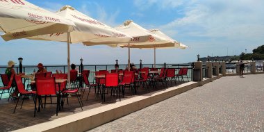 ODESSA, UKRAINE - 11 Haziran 2019: Bu sahil boyunca bir gezinti alanı ve Gold Coast bölgesinde küçük bir açık kafe.