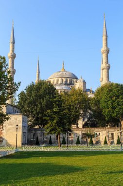 İSTANBUL, TURKEY - 11 Eylül 2017: Bu, önündeki parktan Sultanahmet Camii 'nin manzarası.