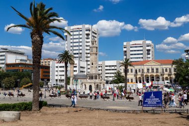 IZMIR, TURKEY - 4 Haziran 2021: Saat Kulesi ile Osmanlı İmparatorluğu 'nun sonundan Konak Meydanı.
