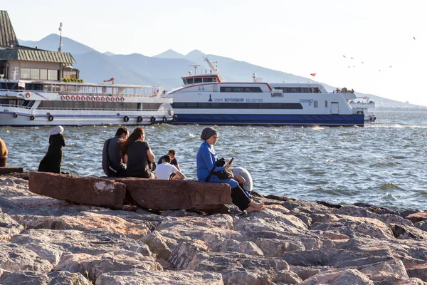 Izmir Turkey Czerwca 2021 Niezidentyfikowani Mieszkańcy Miast Odpoczywają Nad Morzem — Zdjęcie stockowe