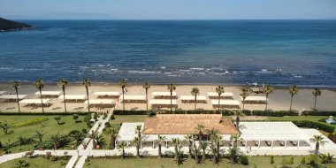 KUSADASI, TURKEY - 29 Mayıs 2021: Burası Ege Denizi kıyısındaki turistik alandaki donanımlı plajlardan biri..