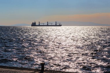 IZMIR, TURKEY - 4 Haziran 2021 Bu alacakaranlıktan önce dış yoldaki bir kargo gemisi.