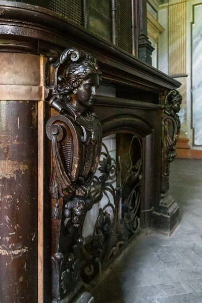 ウクライナ シャロフカ2021年7月24日 これは 邸宅に木彫りの人物が刻まれた古い暖炉の装飾の断片です 19世紀 — ストック写真