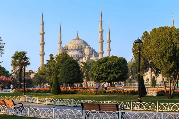 İSTANBUL, TURKEY - 11 Eylül 2017: Bu, İslam ve dünya mimarisinin seçkin bir anıtı olan şehrin tarihi merkezindeki Mavi Cami..