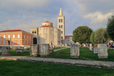 ZADAR, CROATIA - 14 EPTEMBER 2016: Burası, günbatımından önceki akşam St. Donatus Kilisesi ve Katedral 'in yanındaki eski Roma Forumu' nun mekanı.