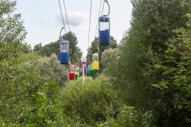 KHARKOV, UKRAINE - 3 AĞUSTOS 2021: Bu şehrin park alanında bir teleferik..