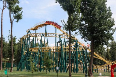 KHARKOV, UKRAINE - 3 Ağustos 2021: Bu, ağaçların arasındaki çimenlikteki şehir parkındaki eğlencelerden biri..