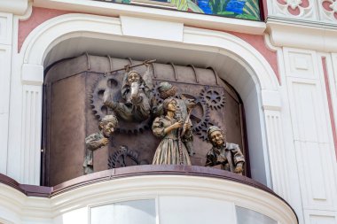 KHARKOV, UKRAINE - 3 AĞUSTOS 2021 Bunlar, kültür ve eğlence parkında gösterileri olan binalardan birinin ön cephesindeki peri masalı karakterleri..