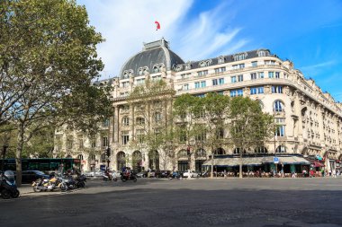 PARIS, FRANCE - 30 AĞUSTOS 2019: Bu, Saint Agusten Meydanı 'nın Grands Bulvarı' ndaki klasik ofis binalarından biridir..