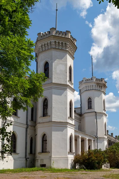 Sharovka Ukrajina Června 2021 Jedná Věže Zachovalého Panského Domu Novogotickém — Stock fotografie