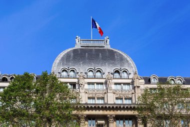 PARIS, FRANCE - 30 AĞUSTOS 2019: Bu, Grand Boulevards bölgesindeki klasik ofis binalarından birinin bir parçası..