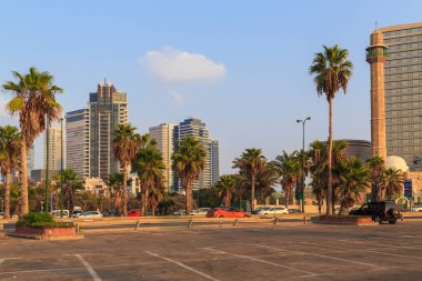 TEL AVIV, ISRAEL - 19 EPTEMBER 2017: Bu günbatımında Hasan Bek Camii 'nin yanındaki modern bir kıyı kentsel alanı.