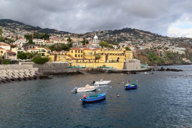 FUNCHAL, PORTUGAL - 25 Ağustos 2021 Burası San Tiago Kalesi, şehri korsan saldırılara karşı korumak için 17. yüzyılda inşa edildi..