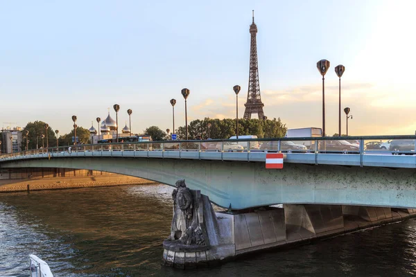 フランス 8月30 2019 これは日没前の夏のセーヌ川とエッフェル塔の上のアルマ橋の景色です — ストック写真