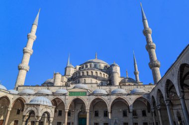 İSTANBUL, TURKEY - 11 Eylül 2017: Mavi Cami 'nin kubbe ve minarelerinin görüntüsü (Sultanahmet Camii)).