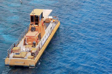 EILAT, ISRAEL - 14 Mayıs 2011: Bu mercan resifi boyunca turistik geziler için Sualtı Gözlemevi 'nde cam tabanlı bir gemi.