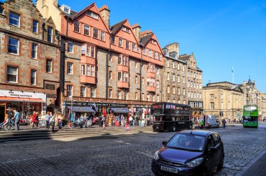 EDINBURGH, GREAT BRITAIN - 10 Eylül 2019: Royal Mile boyunca ortaçağ tarihi evleri.