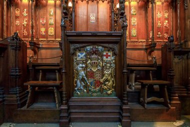 EDINBURGH, GREAT BRITAIN - 10 Eylül 2014: Bu, İngiliz hükümdarının St. Giles Katedrali 'ndeki Thistle Kilisesi' nin korosundaki İngiliz arması ile koltuğu..