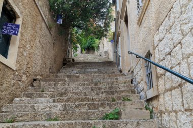 DUBROVNIK, CROATIA - 8 Eylül 2016: Burası şehrin modern kesimindeki dik yamaçlarda yer alan merdiven caddelerinden biri..