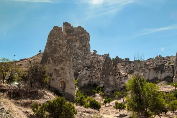UCHISAR, TURKEY - 4 Ekim 2020 Kapadokya 'nın aşındırıcı tuff kayasına oyulmuş antik çok katlı evlerden biri..