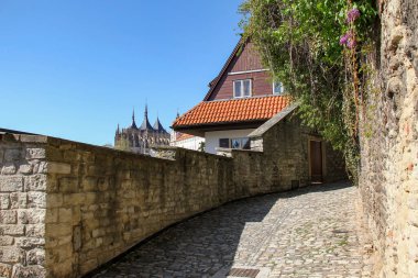 KUTNA HORA, CZECH - 28 Nisan 2012: Bu eski şehrin kaldırımlı dik bir caddesi (Pod Hradkem).