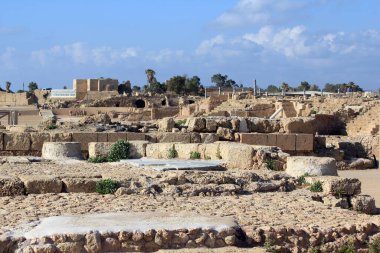CAESAREA, ISRAEL - 12 Mayıs 2011: Burası Kral Herod zamanının antik şehrinin arkeolojik bir alanı.