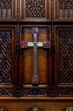EDINBURGH, GREAT BRITAIN - 10 Eylül 2014: Bu, St. Giles Katedrali 'ndeki Thistle Kilisesi' nin ahşap oymalı panelinde bir haç..
