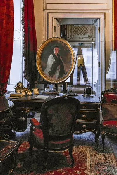 Vienna, AUSTRIA - 15 Mayıs 2019: bu İmparator Franz Joseph 'in Hofburg Sarayı' nın imparatorluk dairelerindeki kabinesi.