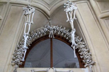 KUTNA HORA, CZECH - 28 Nisan 2012: Kemikli insan kafatasları Kostnice Sedlec 'in mezarının dekorunun parçalarından biridir.