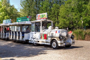 BÜYÜK, FRANSA - 31 AĞUSTOS 2019: Bu bir turist gezisi lokomotifi..