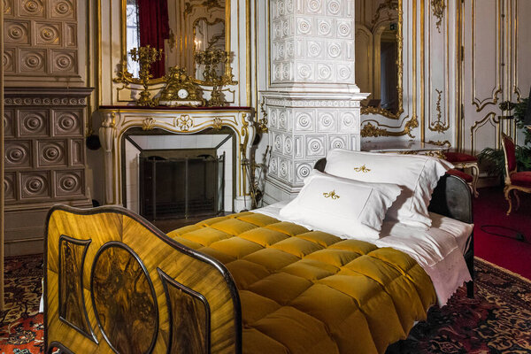 ВЕНА, Австрия - 15 мая 2019 года: Это спальня императрицы Сиси в императорских апартаментах дворца Хофбург.