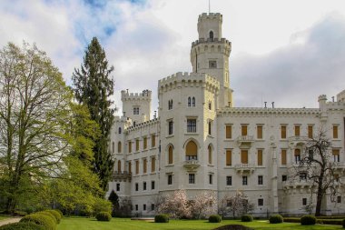 HLUBOKA NAD VLAVOU, CZECH - 25 Nisan 2012: Bu eski bir Çek kalesidir, 19. yüzyılda neo-gotik tarzda yeniden inşa edilmiştir..